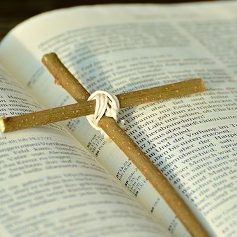 offene Bibel mit Kreuz (c) Pixabay
